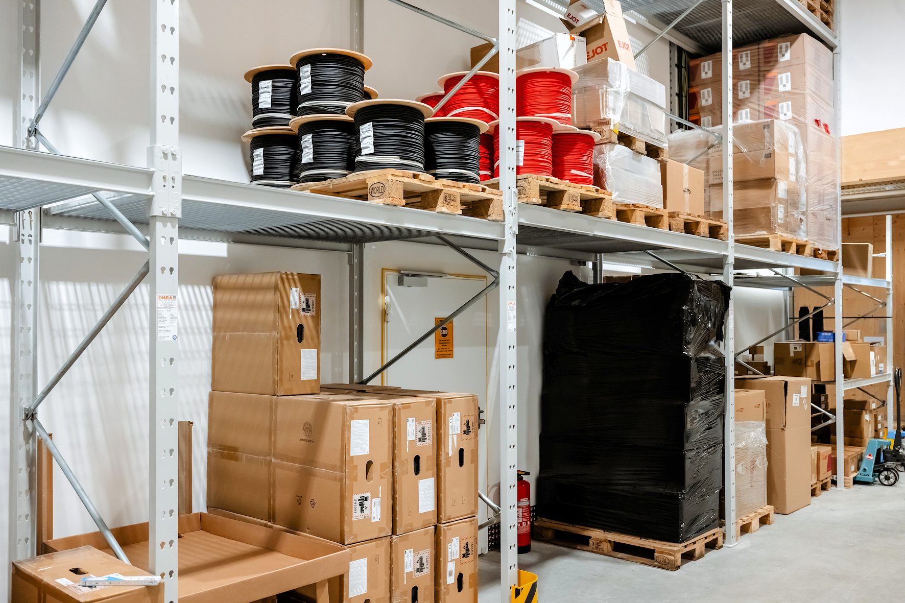 Keines der fünf OHRA-Regale bei DricoSol gleicht dem anderen. (Foto: OHRA)