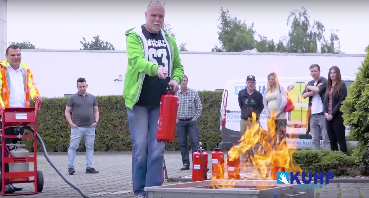 KUHP Akademie  Brandschutzhelfer  Feuerlöschübung
