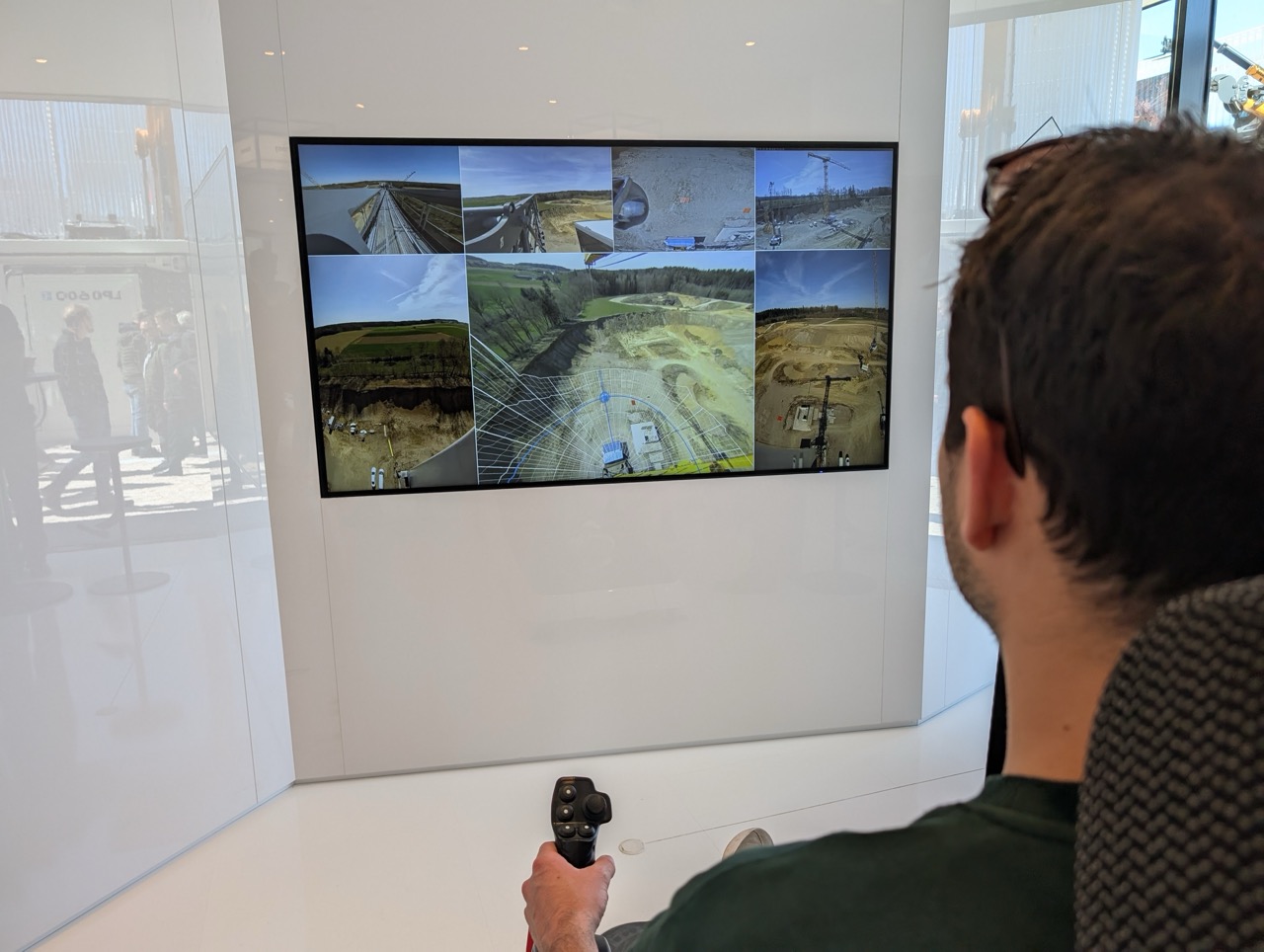 Präsentation des Liebherr und Formigas Projekts LiReCon zur Teleoperation von Turmdrehkranen (© formigas GmbH)