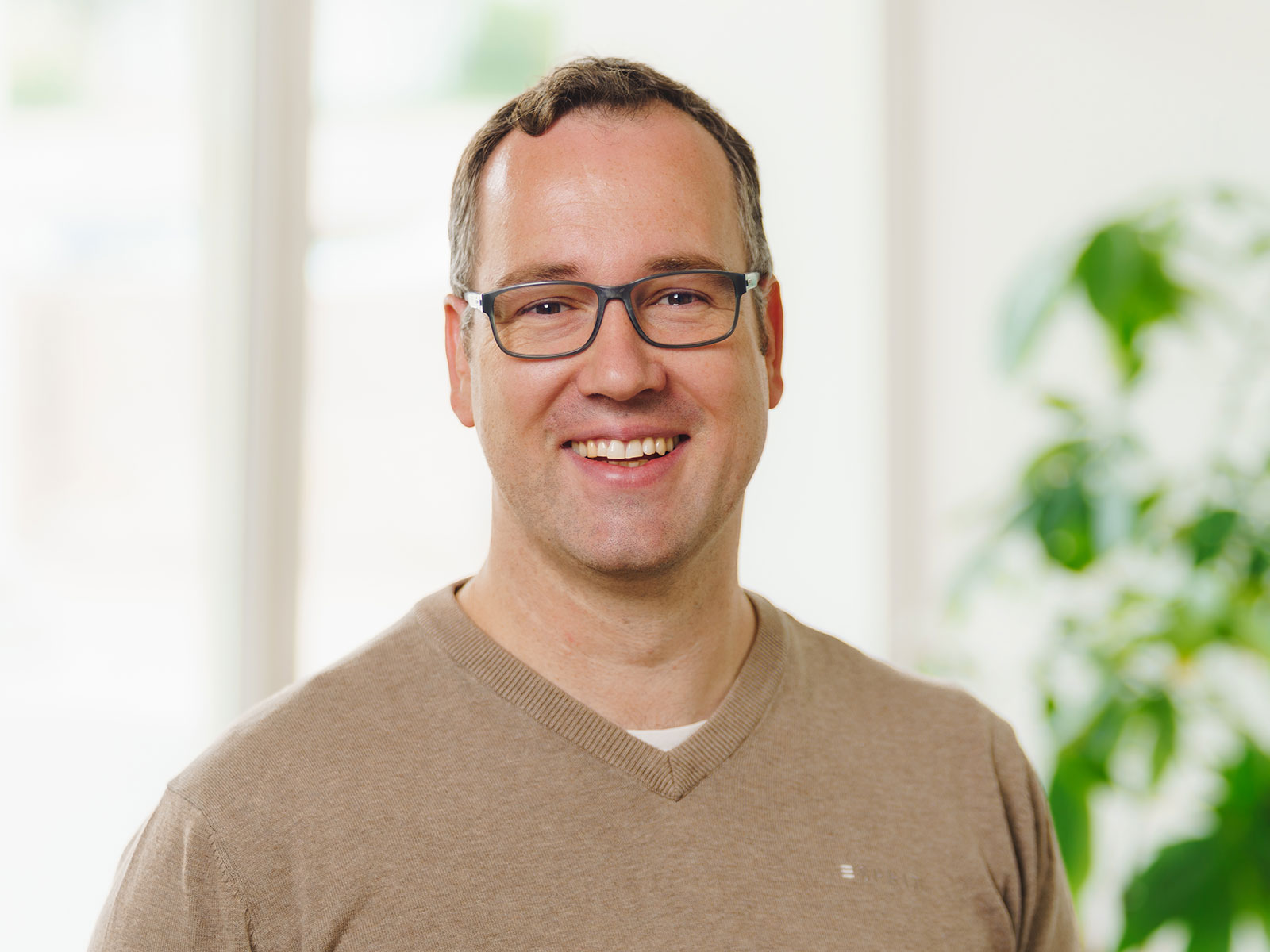 Geschäftsführer Sebastian Seidel feiert mit seinem Team das zehnjährige Firmenjubiläum der App-Agentur Cayas