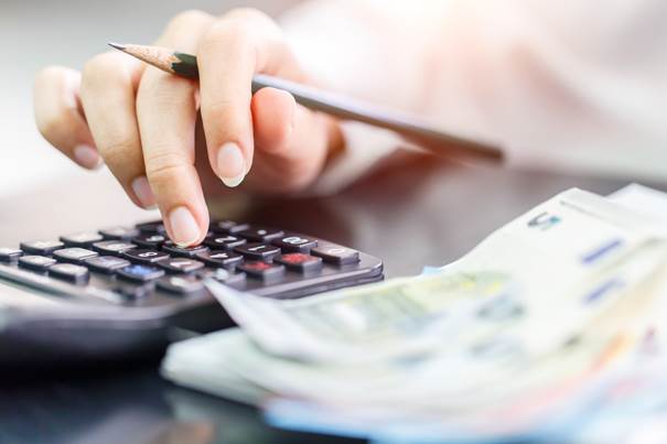 Ein Bild, das Person, Büroausstattung, Nagel, Bürobedarf enthält.
KI-generierte Inhalte können fehlerhaft sein.