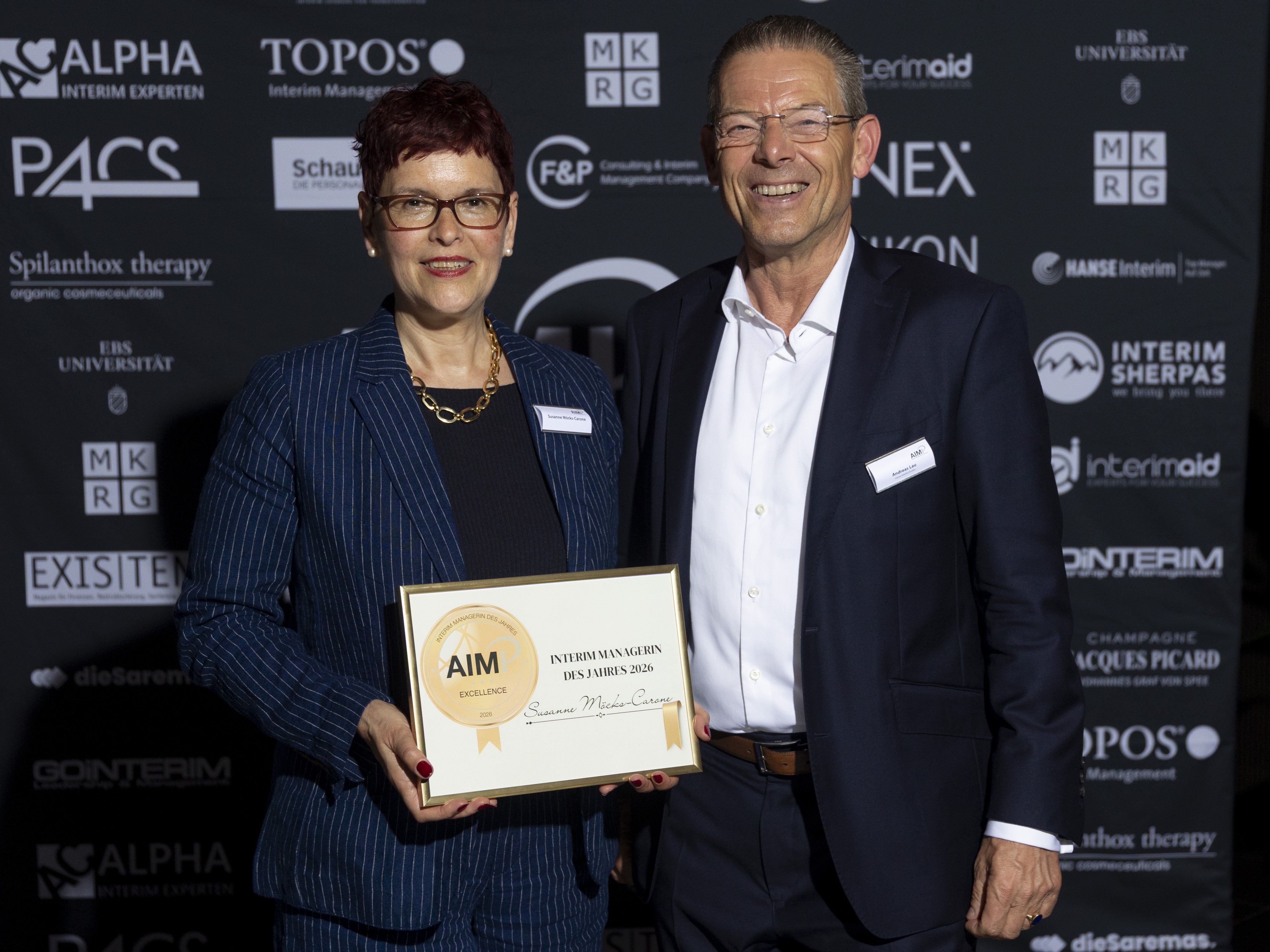 Susanne Möcks-Carone und Andreas Lau bei der Verleihung der Auszeichnung zur Interim Managerin des Jahres 2026 auf dem AIMP Jahresforum in Bonn