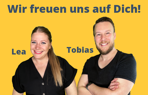 Lea Wurm und Tobias Hombach vom Unternehmen l.i.d. learn. interact. digital. stehen lächelnd vor einem gelben Hintergrund mit der Aufschrift ‚Wir freuen uns auf Dich!‘. Sie repräsentieren das neue Denken in der digitalen Weiterbildung.