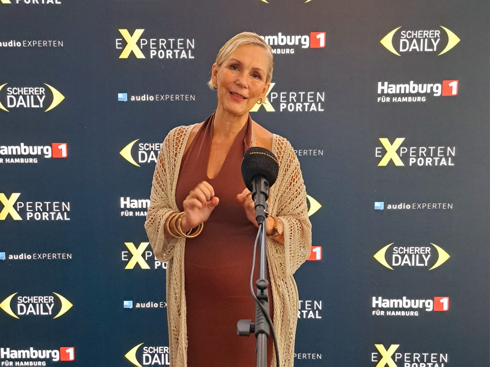 Expertin Grit Hallal beim Interview