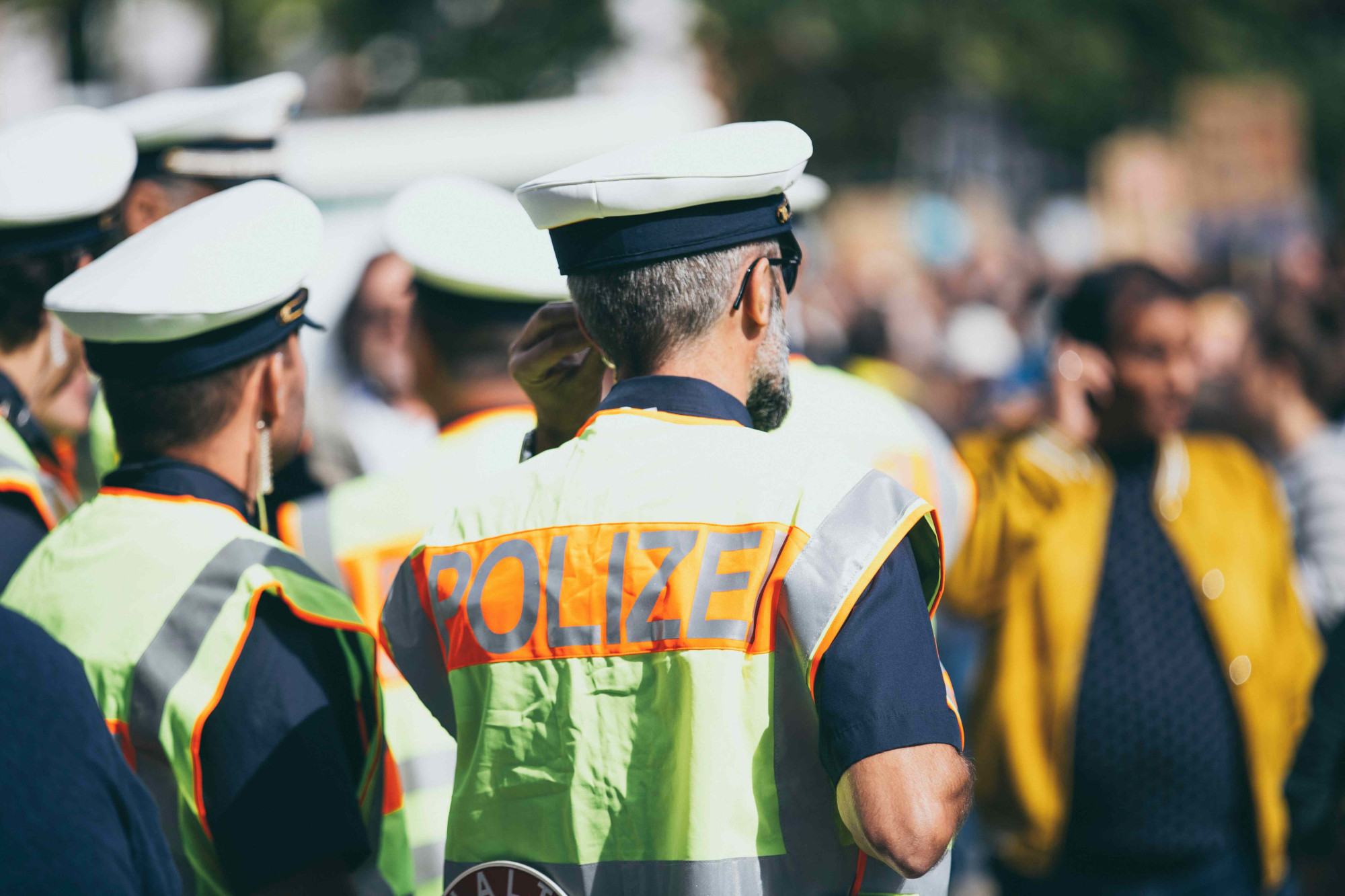 Polizeikräfte im Einsatz – Extremismus und Cyberkriminalität erfordern neue Methoden (Quelle: Unsplash / MarkusSpiske)  