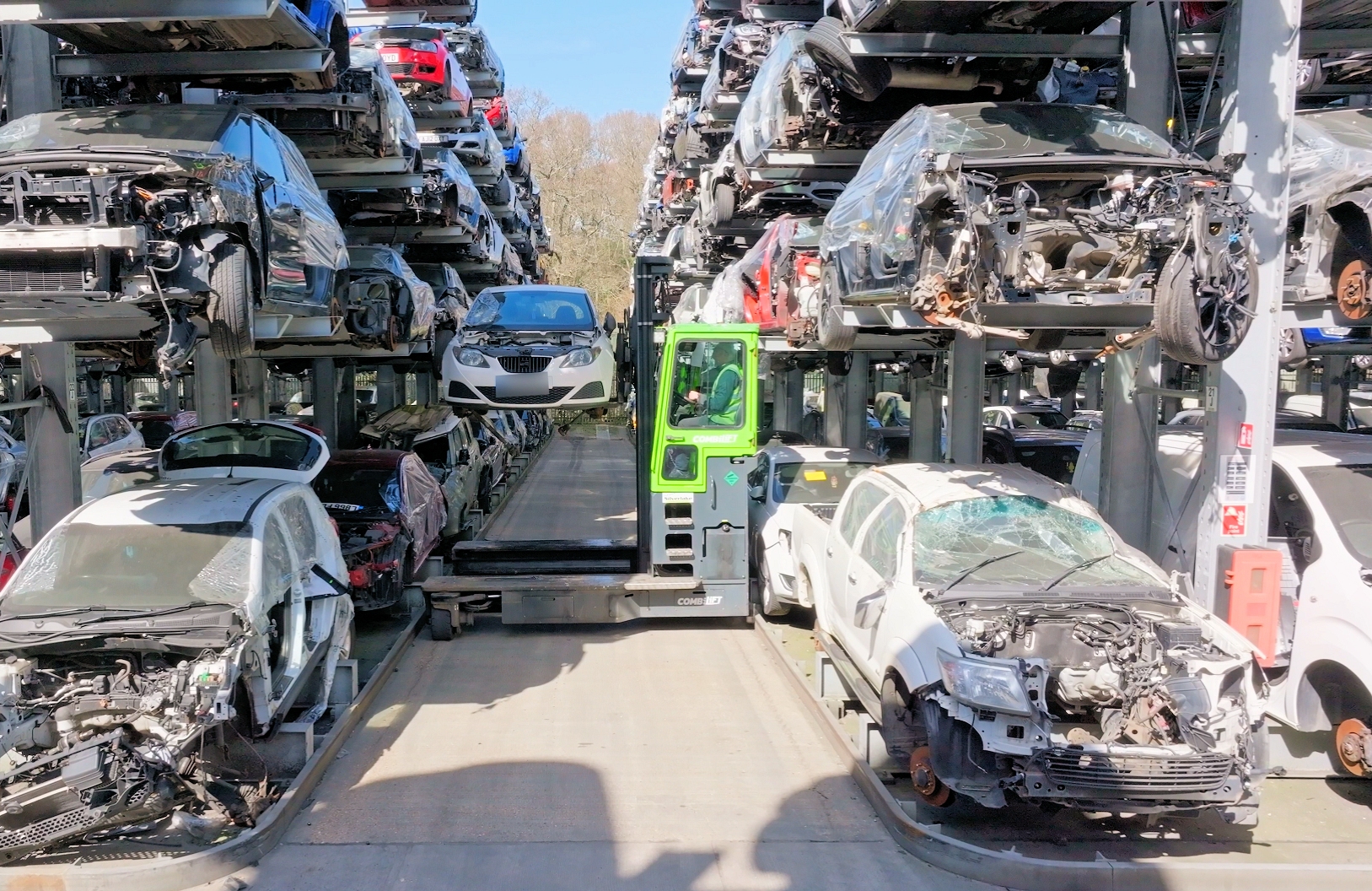 Silverlake lagert bis zu 2.500 Altfahrzeuge platzsparend und sicher in 19 Kragarmregalen. (© OHRA)